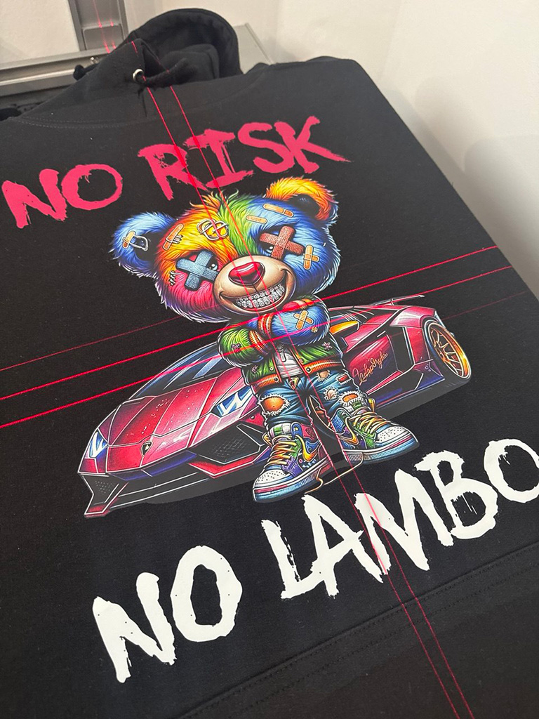 En grå hoodie med en unik, egendesignad text på framsidan.