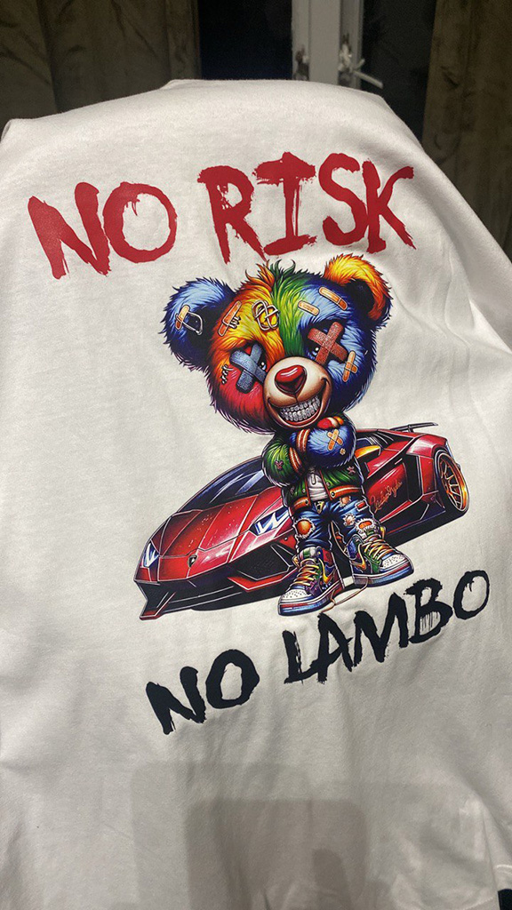 En vit t-shirt med en egendesignad logotyp tryckt på bröstet.